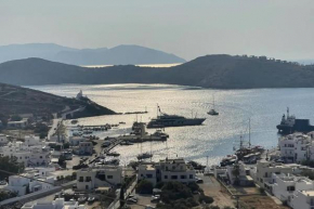 Villa surplombant le port d'Ios, Cyclades Grecques
